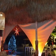 Lux Beach Club ร้านอาหาร Beach Front ในโรงแรม Arinara Bangtao Beach Resort