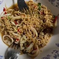 ลูกหมูอ้วนยำแซ่บ พิศาลโครงการ 5 ซอย 3