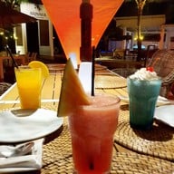 Lux Beach Club ร้านอาหาร Beach Front ในโรงแรม Arinara Bangtao Beach Resort