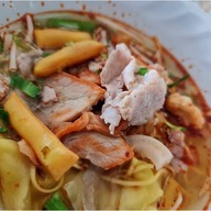 ก๋วยเตี๋ยวไทยครูตอม สายหนองปิง