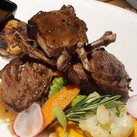 Lux Beach Club ร้านอาหาร Beach Front ในโรงแรม Arinara Bangtao Beach Resort