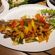 Lux Beach Club ร้านอาหาร Beach Front ในโรงแรม Arinara Bangtao Beach Resort