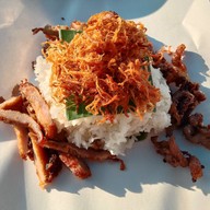 เมนูของร้าน ข้าวเหนียวหมูทอด ไข่เหลี้ยม นวลจันทร์
