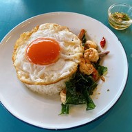 เมนูของร้าน สุขใจ ใบกะเพรา