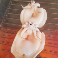 จัมโบ้หมึกย่างพุงแตก จุดขายใกล้กาดสามแยก