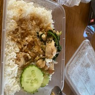 น.นุ้ยกะเพราไข่ปู