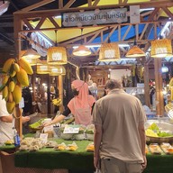 หน้าร้าน ข้าวเหนียวมูน พุ่มหิรัญ ตลาดนัดสัมมากร