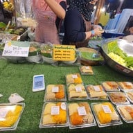 บรรยากาศ ข้าวเหนียวมูน พุ่มหิรัญ ตลาดนัดสัมมากร