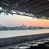 บ้านริมน้ำ