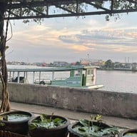 บ้านริมน้ำ