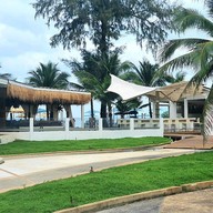 Lux Beach Club ร้านอาหาร Beach Front ในโรงแรม Arinara Bangtao Beach Resort
