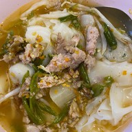 คุณเล็กกระเพราหมูกรอบ ต้มเลือดหมู
