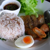 ร้านพักกับผัก อาหารปลอดสารพิษ ติดแม่น้ำ