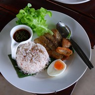 ร้านพักกับผัก อาหารปลอดสารพิษ ติดแม่น้ำ