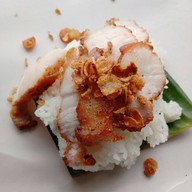 เมนูของร้าน ข้าวเหนียวหมูทอด ไข่เหลี้ยม นวลจันทร์