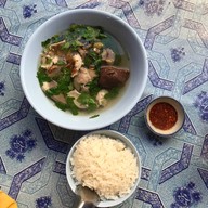 เกาเหลาเลือดหมูเจ้าเก่าสี่แยกบางนา