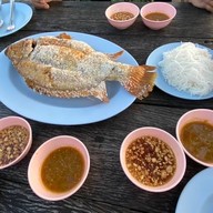 เมนูของร้าน ภูมิพัฒน์ฟาร์มเมี่ยงปลาเผา ภูมิพัฒน์ฟาร์มเมี่ยงปลาเผา