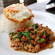 ข้าวกะเพราหมูกรอบ ติดกรอบ ร้านOnly pop สาขา1