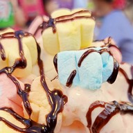 ไอติมผัดเชียงใหม่ By เฟิร์น Ice Cream rolls in Chiang Mai สาขาตลาดอนุสาร ไนท์บาร์ซ๋า เชียงใหม่