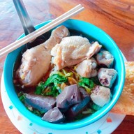 เมนูของร้าน ก๋วยเตี๋ยวไก่บุฟเฟ่ต์ในสวนริมแม่น้ำน้อย