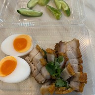 เมนูของร้าน นายเบี้ยวข้าวหมูแดง