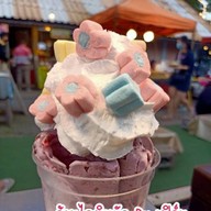 ไอติมผัดเชียงใหม่ By เฟิร์น Ice Cream rolls in Chiang Mai สาขาตลาดอนุสาร ไนท์บาร์ซ๋า เชียงใหม่