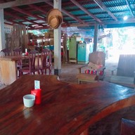 บรรยากาศ ก๋วยเตี๋ยวไก่บุฟเฟ่ต์ในสวนริมแม่น้ำน้อย