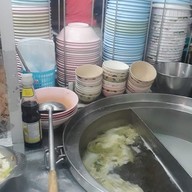 บะหมี่เกี๊ยวปูหมูแดงน้องทาโร่