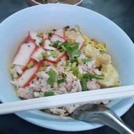 บะหมี่เกี๊ยวปูหมูแดงน้องทาโร่