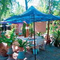 บรรยากาศ ก๋วยเตี๋ยวไก่บุฟเฟ่ต์ในสวนริมแม่น้ำน้อย