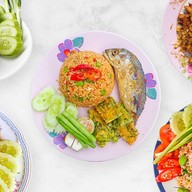 สารพัดข้าวผัด มหาบัณฑิต เทพารักษ์ (อาหารตามสั่ง)