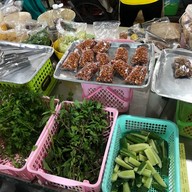 ยำแหนมคลุก ป้าแจ่ม ตลาดอัศวิน