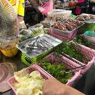 ยำแหนมคลุก ป้าแจ่ม ตลาดอัศวิน