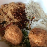 เมนูของร้าน ยำแหนมคลุก ป้าแจ่ม ตลาดอัศวิน
