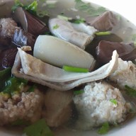 ร่มฉัตร ต้มเลือดหมู