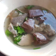 ร่มฉัตร ต้มเลือดหมู