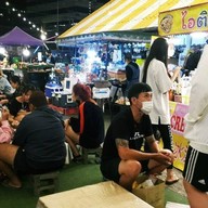 ไอติมผัดเชียงใหม่ By เฟิร์น Ice Cream rolls in Chiang Mai สาขาตลาดอนุสาร ไนท์บาร์ซ๋า เชียงใหม่