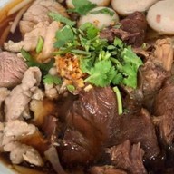 มาลัยก๋วยเตี๋ยวเนื้อตุ๋น เตาถ่าน