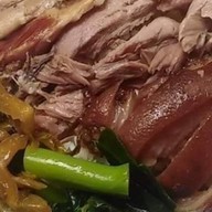นายอู๊ดข้าวขาหมูและบะหมี่หมูแดง ก๊วยเตียวต้มยำ แสนสบาย พระราม4