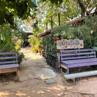 บ้านริมวัง