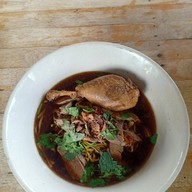 หน้าร้าน ก๋วยเตี๋ยวเป็ดแป๊ะยิ้ม ถนนบุรีรัมย์ ประโคนชัย