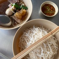 โกเกี๋ยง เกาเหลาเนื้อตุ๋น หมูตุ๋น ริมคลองสามชัย