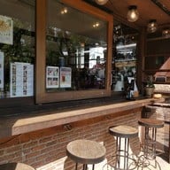 (un) FASHION Cafe & Dining