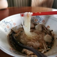 เมนูของร้าน ใสสะอาดก๋วยเตี๋ยวลูกชิ้นน้ำใส วัดอรุณ