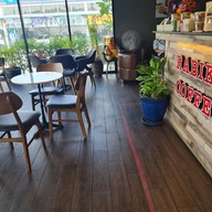 บรรยากาศ Rabika Coffee ปั๊มเอสโซ่สาขาเพชรเกษม 108
