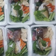 แซ่บจือปาก (ยำแซ่บ ส้มตำ อาหารตามสั่ง โจ๊กไก่ ฮาล้าล) คู้ขวา