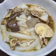 เล็ก ก๋วยจั๊บเส้นใหญ่น้ำข้น ข้าวมันไก่
