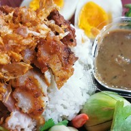 ข้าวหมูทอดปลาร้าวะวะว้าววววว ตลาดโรงสี