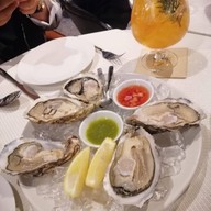 เมนูของร้าน The Mona Bar and Restaurant