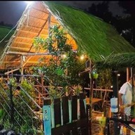 ส้มตำใต้สะพานลอย (ข้าวขาหมู ส้มตำ ยำ ลาบ น้ำตก คอหมูย่าง ไก่ย่าง ต้มแซ่บ ต้มยำ) 215 สุคนธสวัสดิ์ ลาดพร้าว